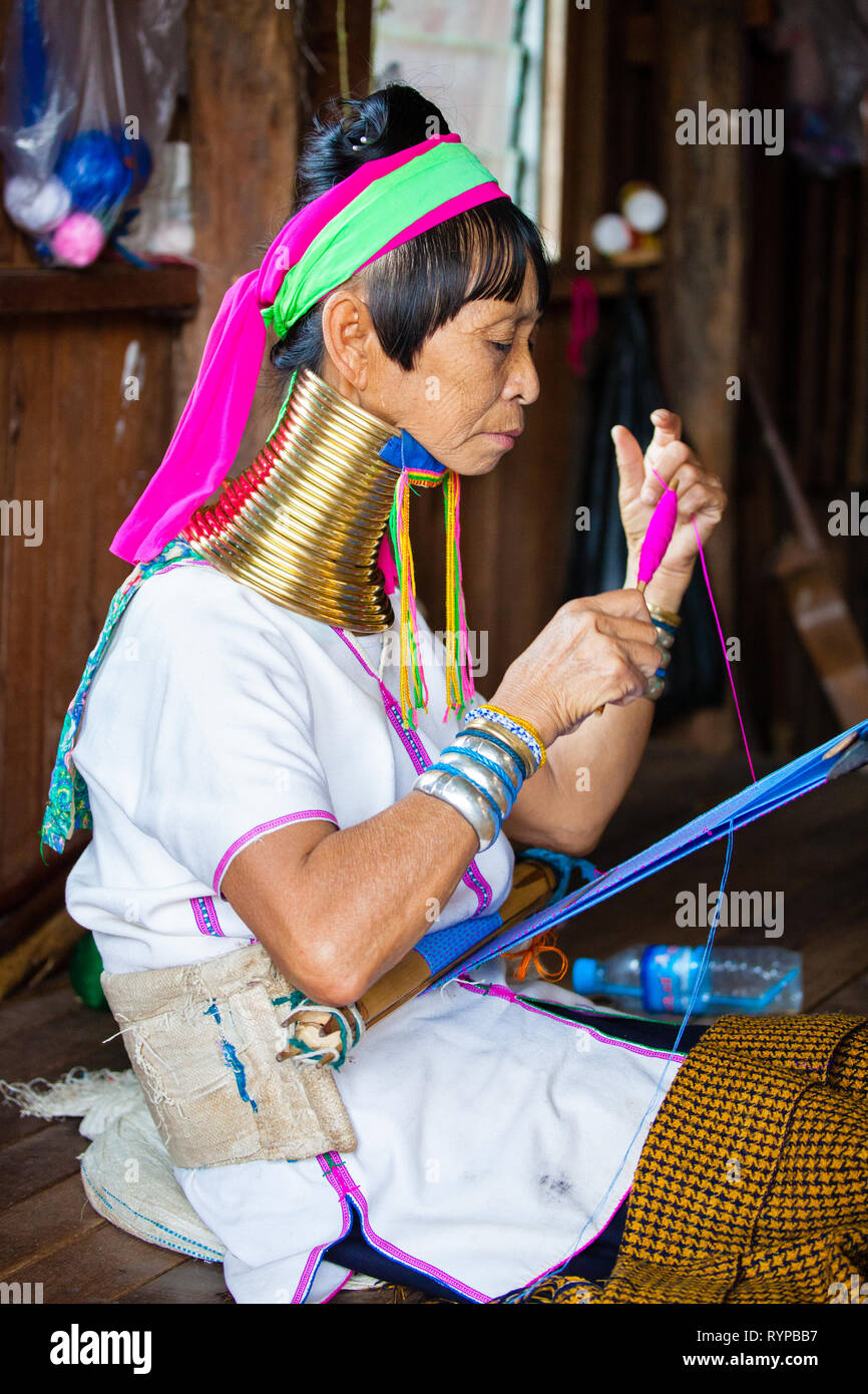 Un Padaung a collo lungo la donna con anelli intorno al collo, Myanmar Foto Stock