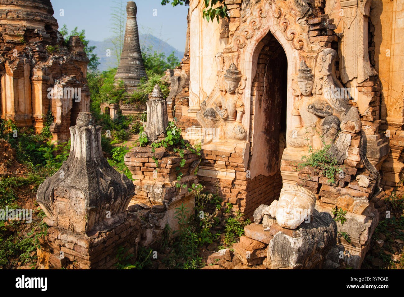 Le fatiscenti rovine di In Dein Pagoda, Lago Inle, Myanmar Foto Stock