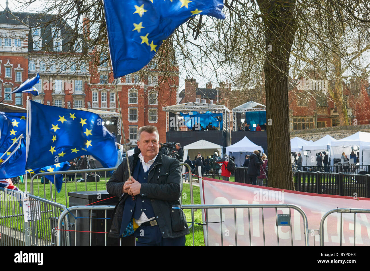 Westminster, Londra, Regno Unito. 14 mar 2019. Il dimostratore con la bandiera dell'UE di fronte alla media circus al di fuori della casa del Parlamento, il 14 marzo 2019, il giorno in cui il Parlamento ha votato a favore del ritardo di credito Brexit: Richard Barnes/Alamy Live News Foto Stock