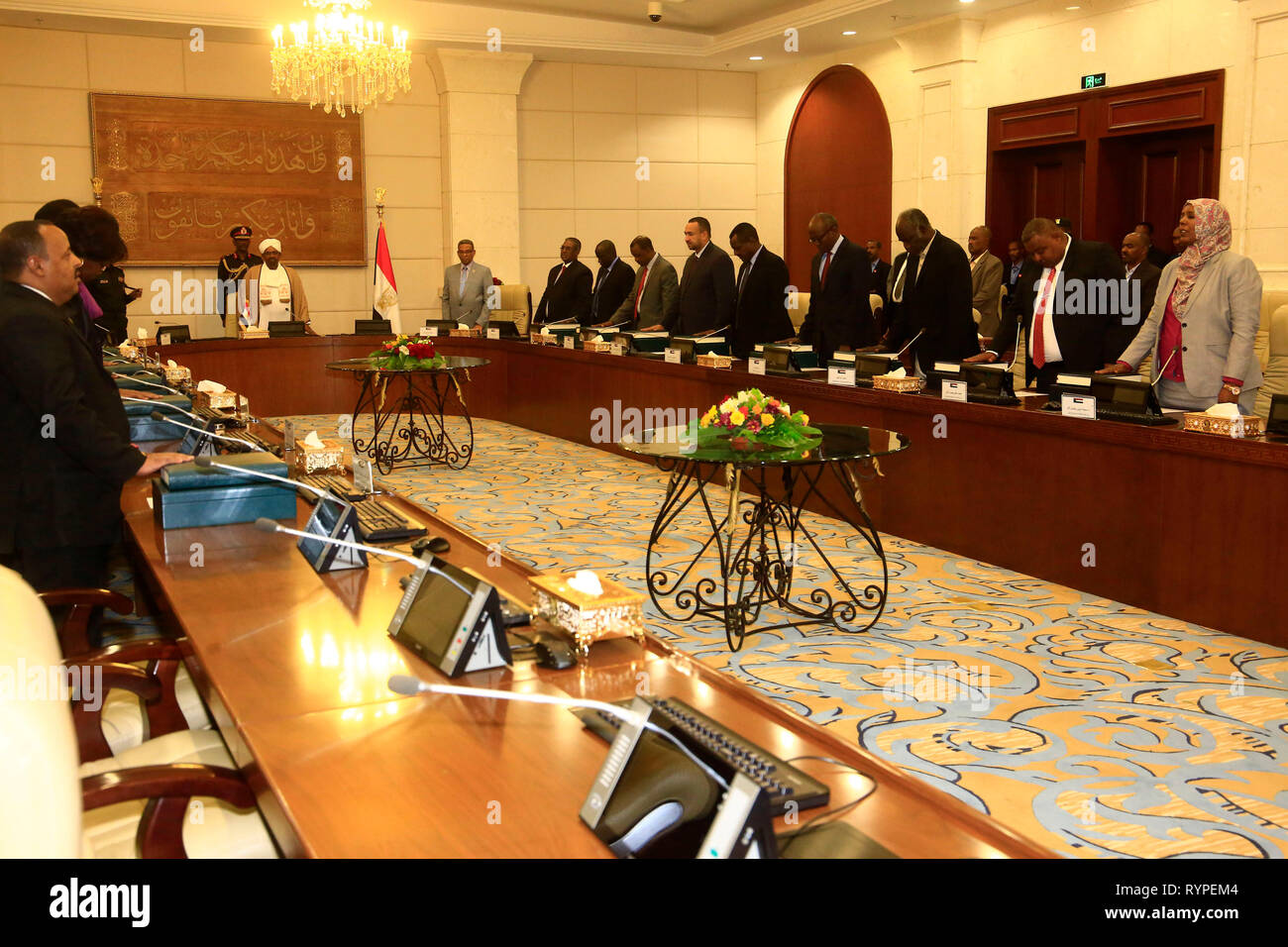 (190314) -- Il governo di Khartoum, Marzo 14, 2019 (Xinhua) -- appena nominato ministri nel Sudan del nuovo governo di prendere il giuramento costituzionale prima che il Presidente Omar al-Bashir a Khartoum, Sudan, il 14 marzo 2019. (Xinhua/Mohamed Khidir) Foto Stock