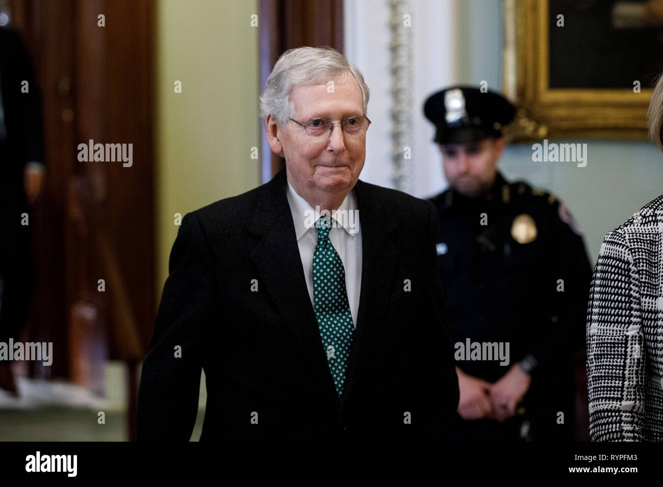 Washington, Stati Uniti d'America. Xiv Mar, 2019. Stati Uniti Il leader della maggioranza del senato Mitch McConnell passeggiate al Senato camera prima di un voto del Senato il presidente Donald Trump la dichiarazione di un'emergenza nazionale, sul colle del Campidoglio di Washington, DC, Stati Uniti, il 14 marzo 2019. Gli Stati Uniti Senato giovedì 59-41 ha votato a favore del blocco dell'Presidente Donald Trump la dichiarazione di un'emergenza nazionale presso il confine meridionale. Credito: Ting Shen/Xinhua/Alamy Live News Foto Stock