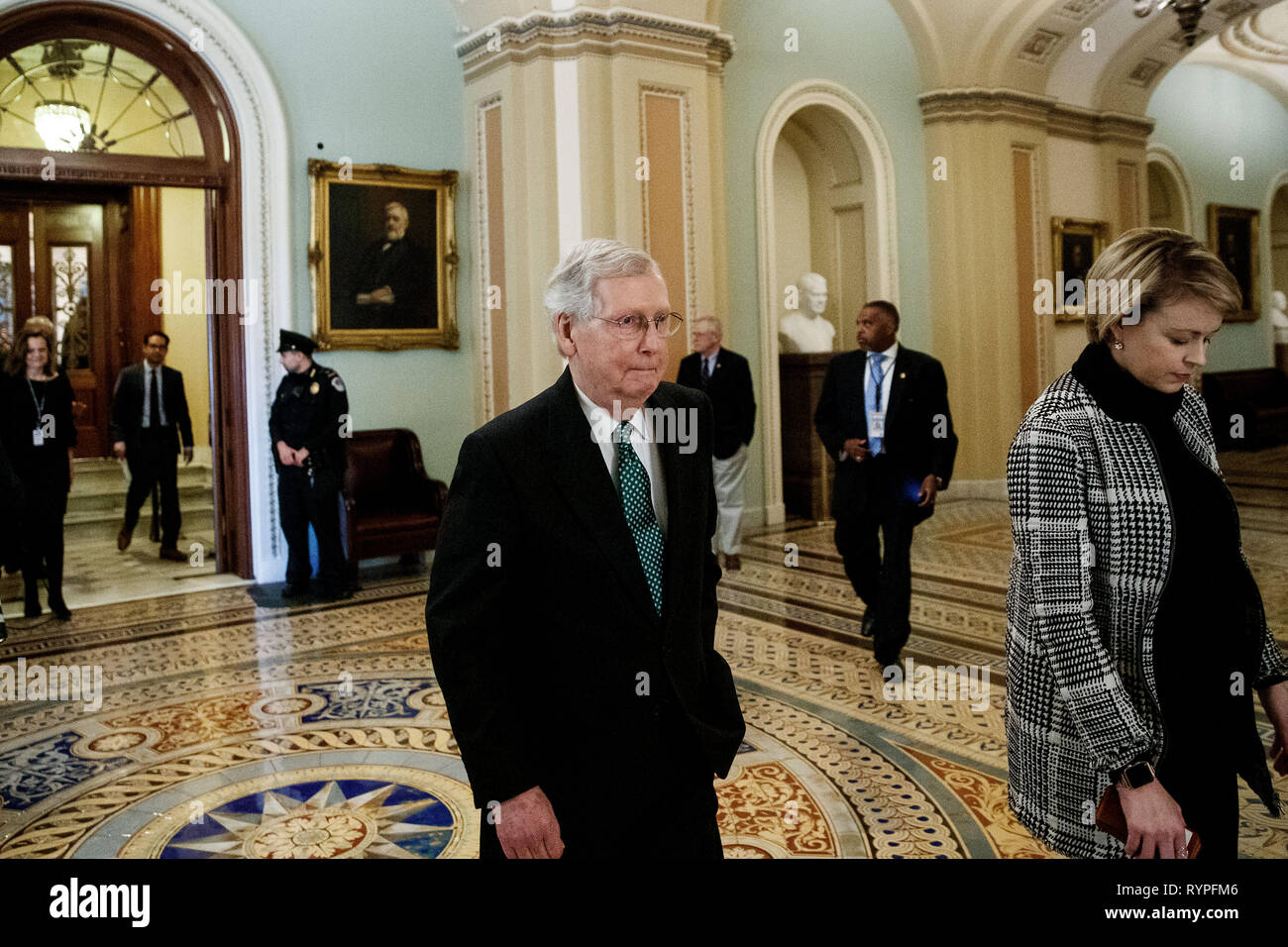 Washington, Stati Uniti d'America. Xiv Mar, 2019. Stati Uniti Il leader della maggioranza del senato Mitch McConnell (L, anteriore) cammina verso la camera del Senato prima di un voto del Senato il presidente Donald Trump la dichiarazione di un'emergenza nazionale, sul colle del Campidoglio di Washington, DC, Stati Uniti, il 14 marzo 2019. Gli Stati Uniti Senato giovedì 59-41 ha votato a favore del blocco dell'Presidente Donald Trump la dichiarazione di un'emergenza nazionale presso il confine meridionale. Credito: Ting Shen/Xinhua/Alamy Live News Foto Stock
