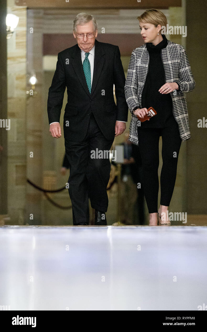 Washington, Stati Uniti d'America. Xiv Mar, 2019. Stati Uniti Il leader della maggioranza del senato Mitch McConnell (L) cammina verso la camera del Senato prima di un voto del Senato il presidente Donald Trump la dichiarazione di un'emergenza nazionale, sul colle del Campidoglio di Washington, DC, Stati Uniti, il 14 marzo 2019. Gli Stati Uniti Senato giovedì 59-41 ha votato a favore del blocco dell'Presidente Donald Trump la dichiarazione di un'emergenza nazionale presso il confine meridionale. Credito: Ting Shen/Xinhua/Alamy Live News Foto Stock