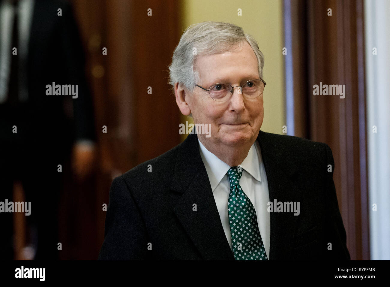Washington, Stati Uniti d'America. Xiv Mar, 2019. Stati Uniti Il leader della maggioranza del senato Mitch McConnell passeggiate al Senato camera prima di un voto del Senato il presidente Donald Trump la dichiarazione di un'emergenza nazionale, sul colle del Campidoglio di Washington, DC, Stati Uniti, il 14 marzo 2019. Gli Stati Uniti Senato giovedì 59-41 ha votato a favore del blocco dell'Presidente Donald Trump la dichiarazione di un'emergenza nazionale presso il confine meridionale. Credito: Ting Shen/Xinhua/Alamy Live News Foto Stock