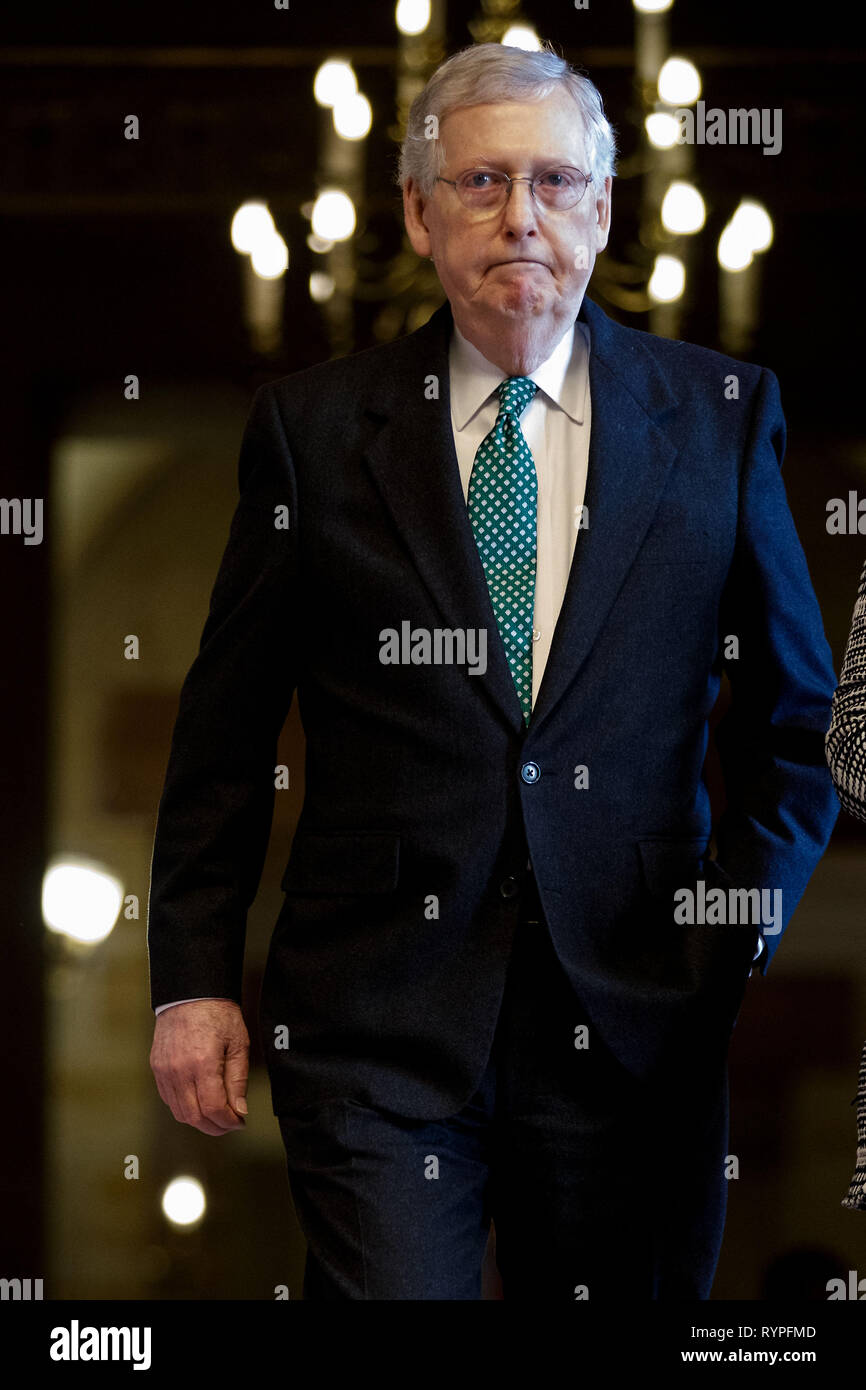 Washington, Stati Uniti d'America. Xiv Mar, 2019. Stati Uniti Il leader della maggioranza del senato Mitch McConnell passeggiate al Senato camera prima di un voto del Senato il presidente Donald Trump la dichiarazione di un'emergenza nazionale, sul colle del Campidoglio di Washington, DC, Stati Uniti, il 14 marzo 2019. Gli Stati Uniti Senato giovedì 59-41 ha votato a favore del blocco dell'Presidente Donald Trump la dichiarazione di un'emergenza nazionale presso il confine meridionale. Credito: Ting Shen/Xinhua/Alamy Live News Foto Stock