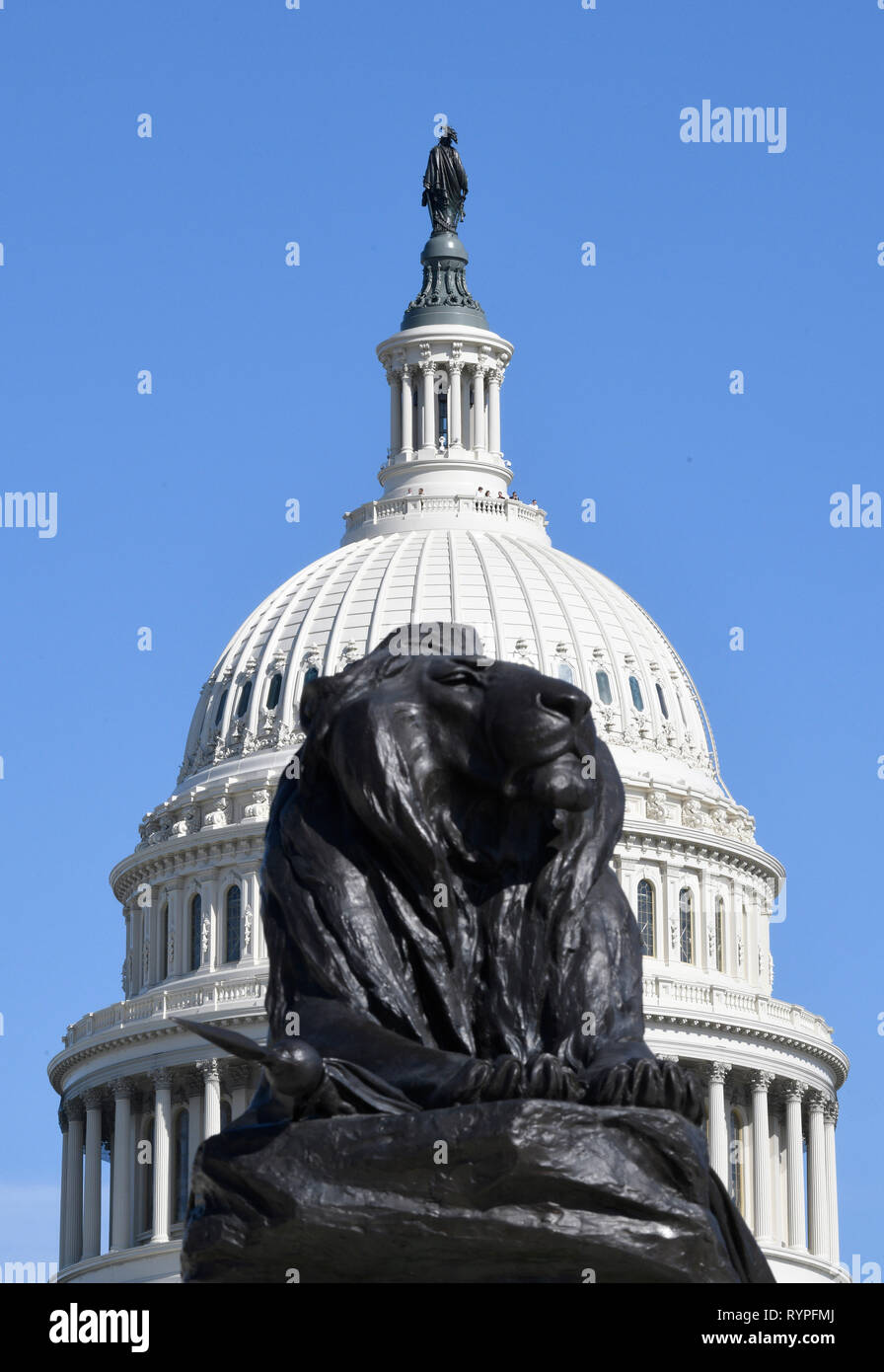 Washington, Stati Uniti d'America. Xiv Mar, 2019. Il Campidoglio è visto in Washington, DC, Stati Uniti, il 14 marzo 2019. Gli Stati Uniti Senato giovedì 59-41 ha votato a favore del blocco dell'Presidente Donald Trump la dichiarazione di un'emergenza nazionale presso il confine meridionale. Credito: Liu Jie/Xinhua/Alamy Live News Foto Stock