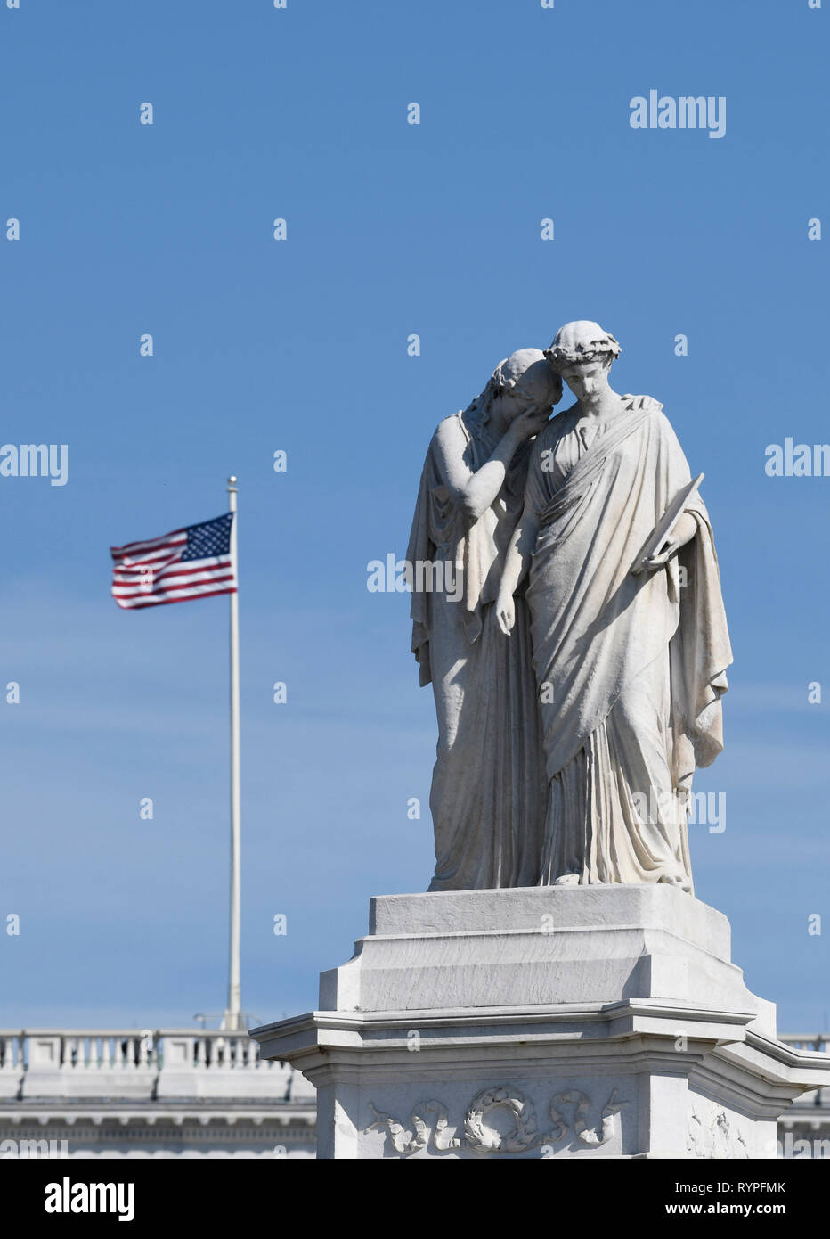 Washington, Stati Uniti d'America. Xiv Mar, 2019. La statua è visibile nella parte anteriore del Campidoglio di Washington, DC, Stati Uniti, il 14 marzo 2019. Gli Stati Uniti Senato giovedì 59-41 ha votato a favore del blocco dell'Presidente Donald Trump la dichiarazione di un'emergenza nazionale presso il confine meridionale. Credito: Liu Jie/Xinhua/Alamy Live News Foto Stock