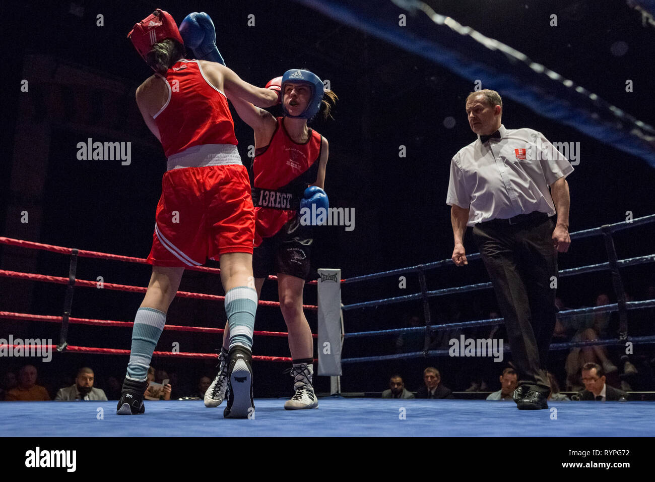 Cambridge, Regno Unito. Il 9 marzo 2019. Oxford vs Cambridge 112Gamma incontro di pugilato. Università di Cambridge lotta Oxford University sul terreno di casa a Cambridge Corn Exchange. Credito: Guy Corbishley/Alamy Live News Foto Stock