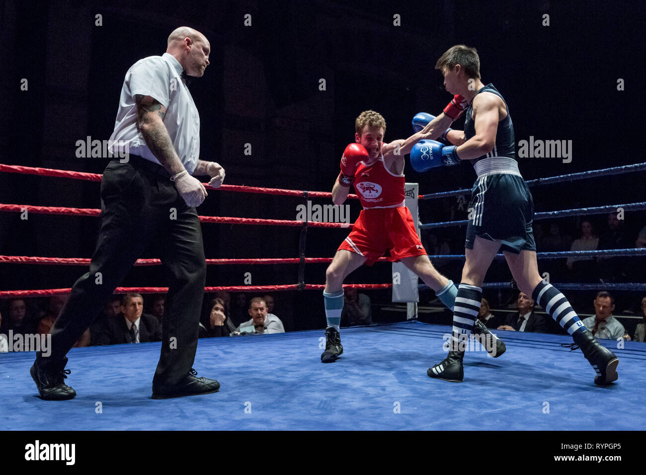 Cambridge, Regno Unito. Il 9 marzo 2019. Oxford vs Cambridge 112Gamma incontro di pugilato. Università di Cambridge lotta Oxford University sul terreno di casa a Cambridge Corn Exchange. Credito: Guy Corbishley/Alamy Live News Foto Stock