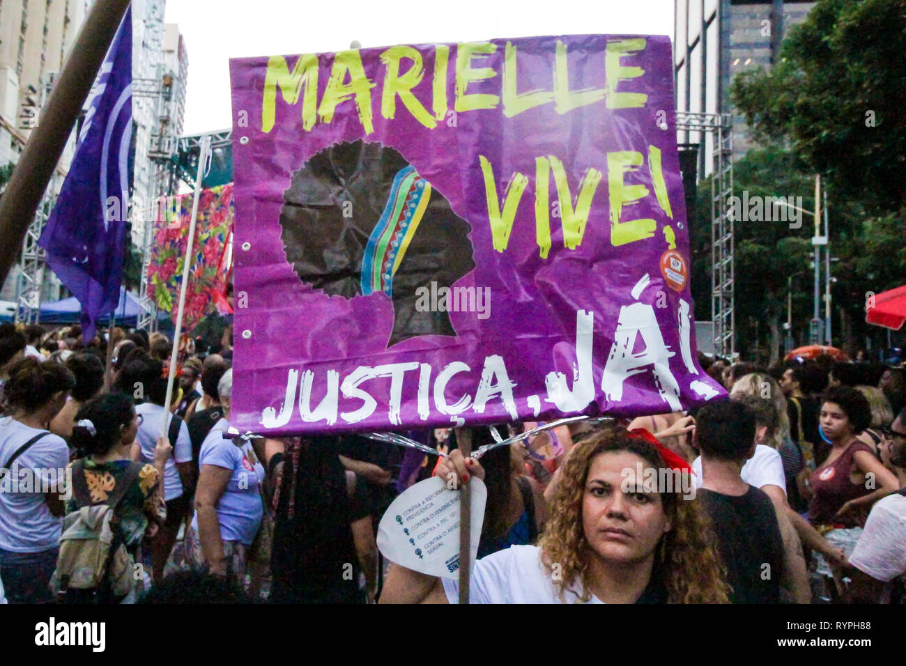 Rio de Janeiro, Brasile. Xiv Mar, 2019. councilwoman Marielle Franco, il suo autista Andersom in un agguato e due giorni dopo la polizia presente le possibili assassini, in atto per onorare la memoria delle vittime, nel centro cittadino di Cinelândia, manifestanti caricare le autorità con le risposte e che portano gli autori. Nella foto poster dice: 'Marielle vive". ELLAN LUSTOSA Photo credit: Ellan Lustosa/Alamy Live News Foto Stock