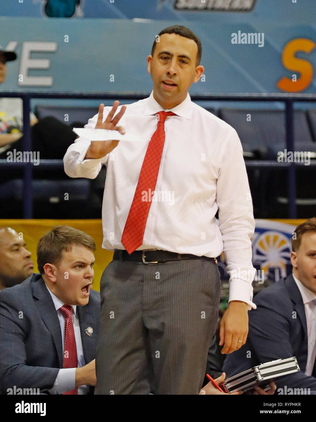 New Orleans, LA, Stati Uniti d'America. Xiv Mar, 2019. South Alabama giaguari head coach Richie Riley guarda contro Louisiana Lafayette Ragin Cajuns durante il gioco tra la Louisiana e il South Alabama sul lungolago Arena di New Orleans, LA. Stephen Lew/CSM/Alamy Live News Foto Stock