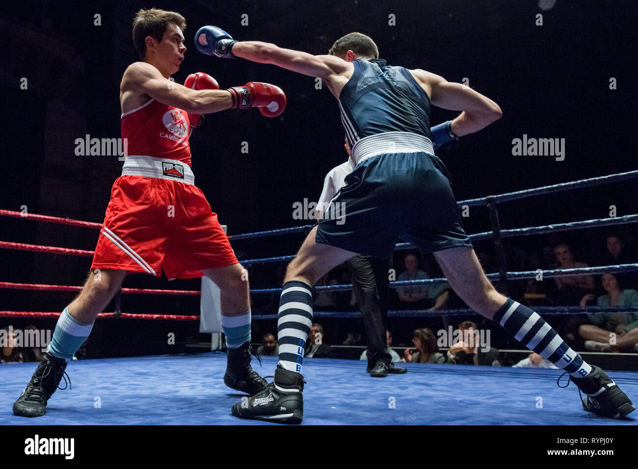 Cambridge, Regno Unito. Il 9 marzo 2019. Oxford vs Cambridge 112Gamma incontro di pugilato. Università di Cambridge lotta Oxford University sul terreno di casa a Cambridge Corn Exchange. Credito: Guy Corbishley/Alamy Live News Foto Stock