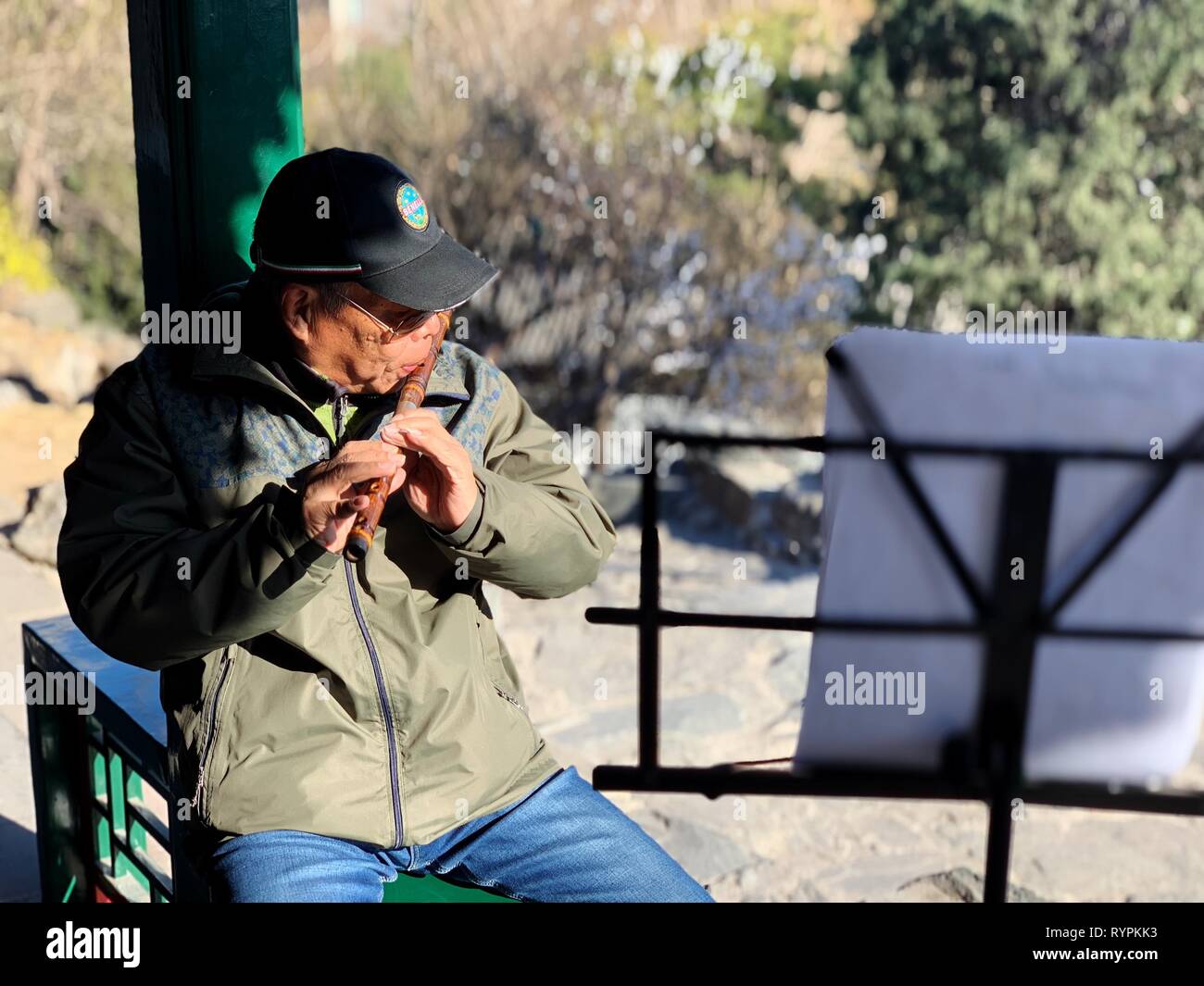 Pechino, Cina. Xii Mar, 2019. Foto scattate con un telefono cellulare mostra un uomo la scanalatura nel Parco Taoranting a Pechino Capitale della Cina, 12 marzo 2019. Credito: Zhang Haofu/Xinhua/Alamy Live News Foto Stock