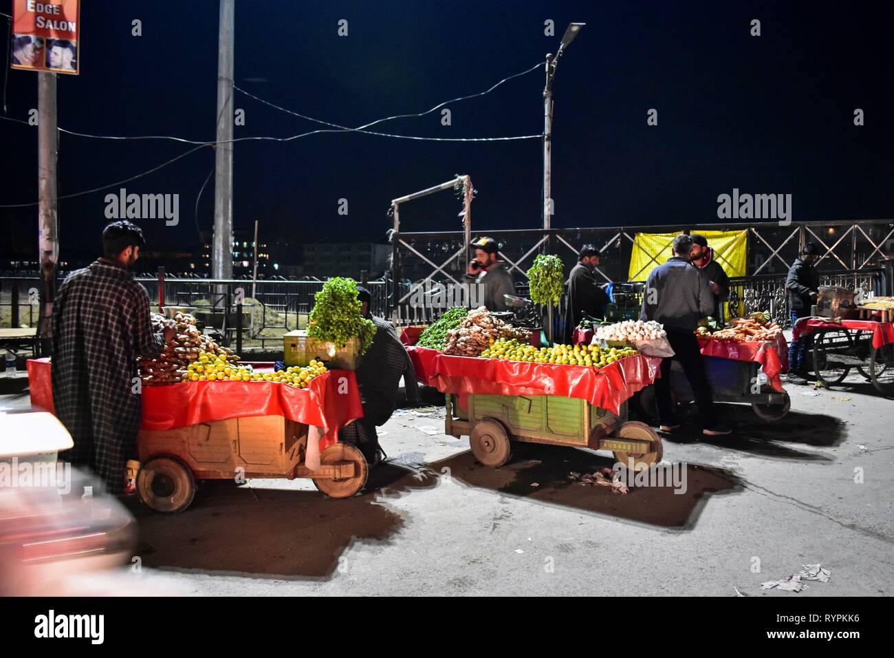 Kashmir fornitori vegetale visto in attesa per i clienti durante la serata a Srinagar Kashmir. Il Kashmir è il più settentrionale della regione geografica del subcontinente indiano. Attualmente è della contestazione di un territorio amministrato da tre paesi: India, Pakistan e Cina. Foto Stock