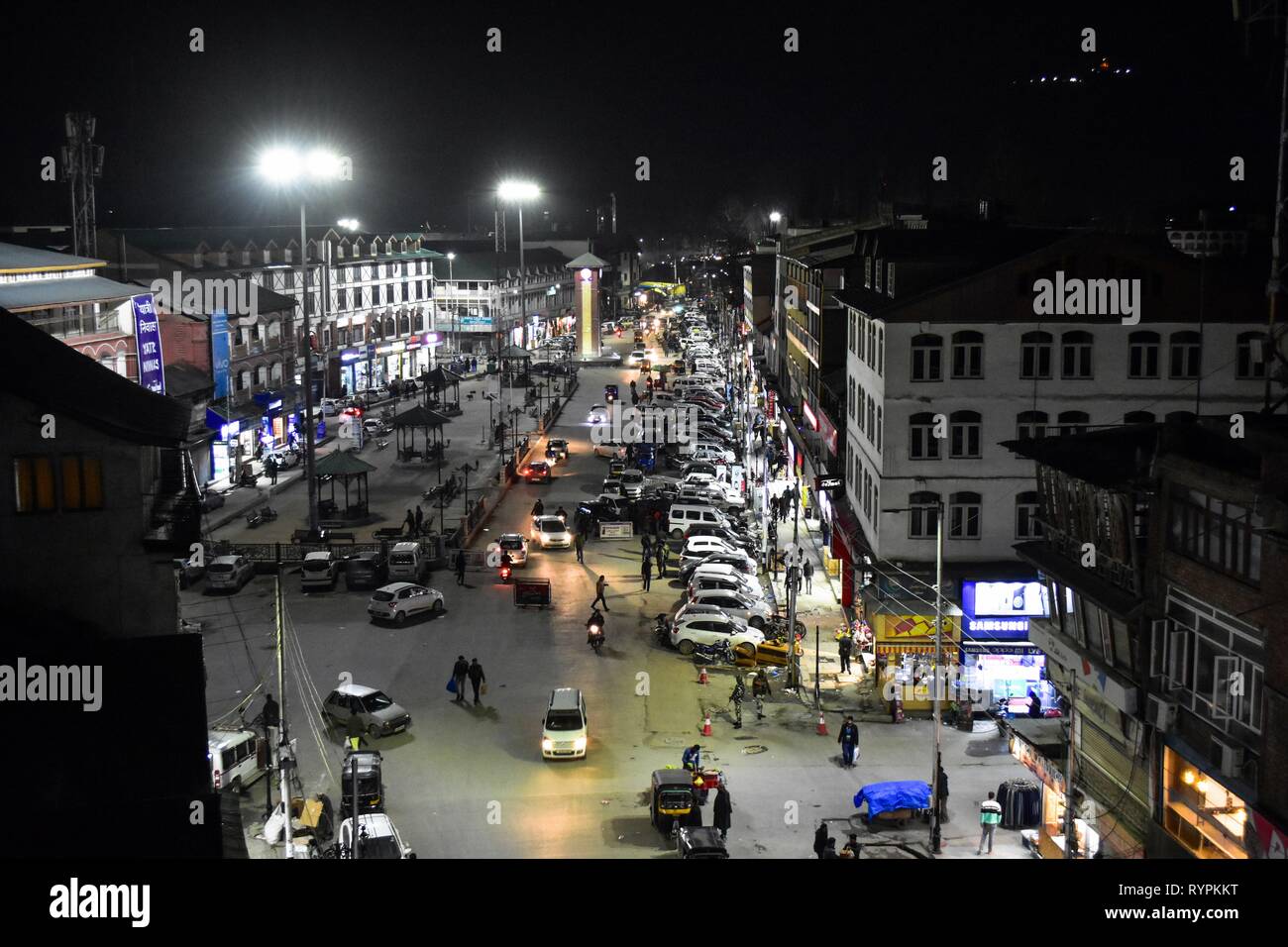 Persone visto commerciale occupato a un hub commerciale Lal chowk durante le ore notturne in Srinagar Kashmir. Il Kashmir è il più settentrionale della regione geografica del subcontinente indiano. Attualmente è della contestazione di un territorio amministrato da tre paesi: India, Pakistan e Cina. Foto Stock