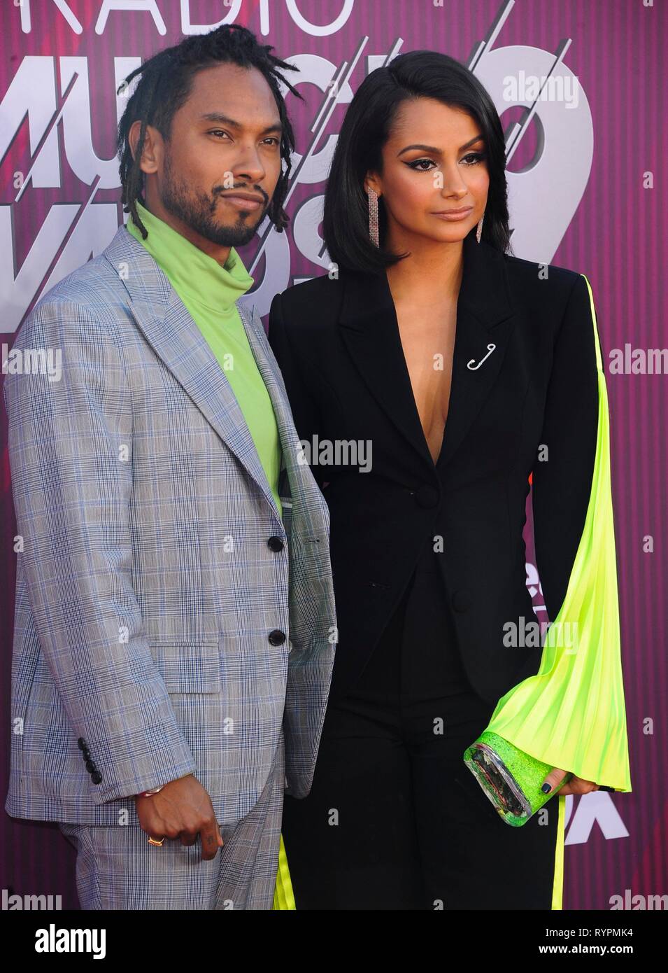 Miguel, Nazanin Mandi presso gli arrivi per 2019 iHeartRadio Music Awards, Microsoft Theatre, Los Angeles, CA Marzo 14, 2019. Foto di: Elizabeth Goodenough/Everett Collection Foto Stock