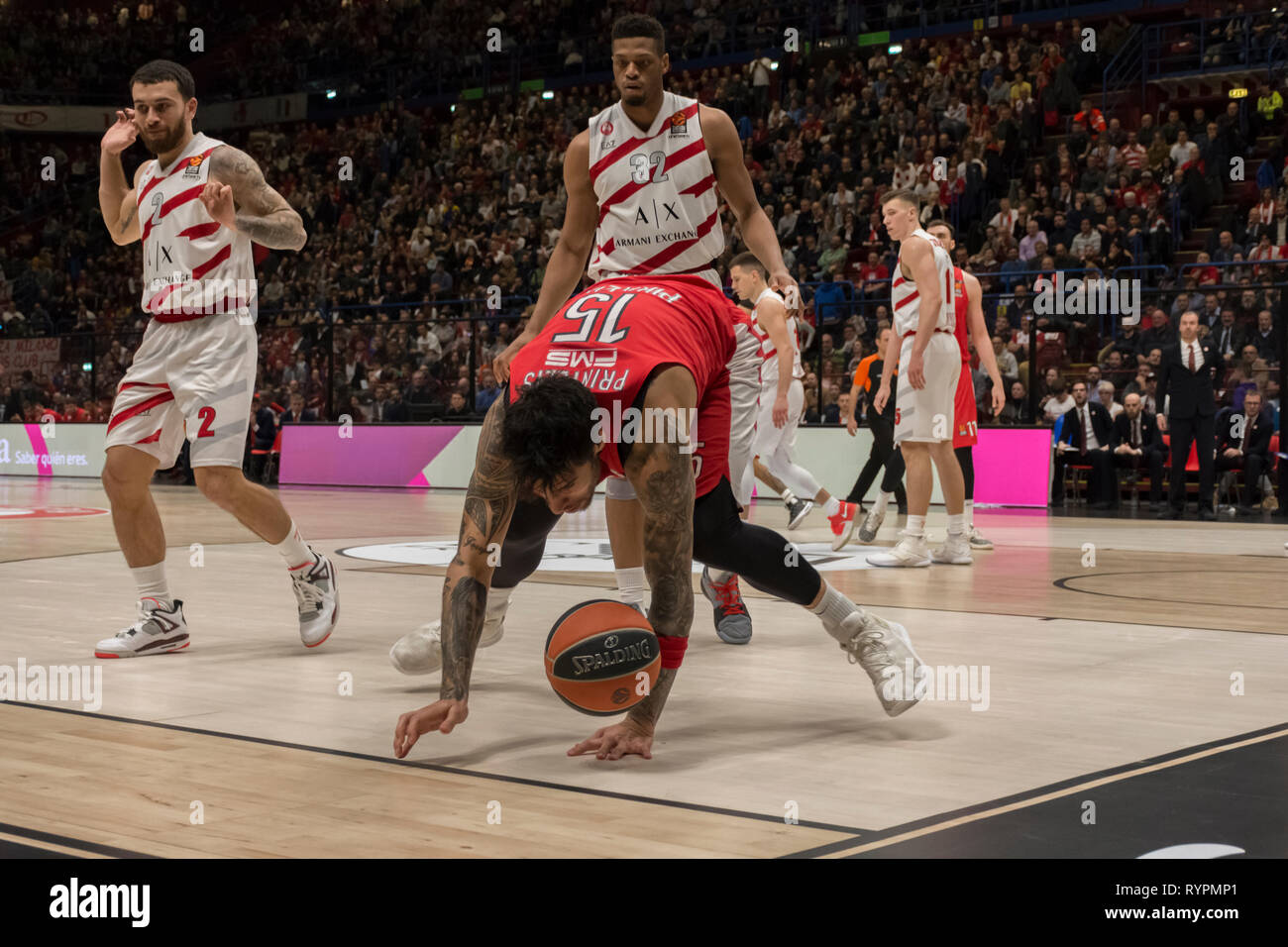 Milano, Italia. Xiv Mar, 2019. Georgios Printezis, #15 di Olympiakos Pireo durante il 2018/2019 Turkish Airlines Eurolega Regular Season Round 26 gioco tra AX Armani Exchange Olimpia Milano e Olympiakos Pireo al Mediolanum Forum di Milano. Punteggio finale: Olimpia Milano 66 - 57 Olympiakos Pireo Credito: Stefanos Kyriazis/Alamy Live News Foto Stock