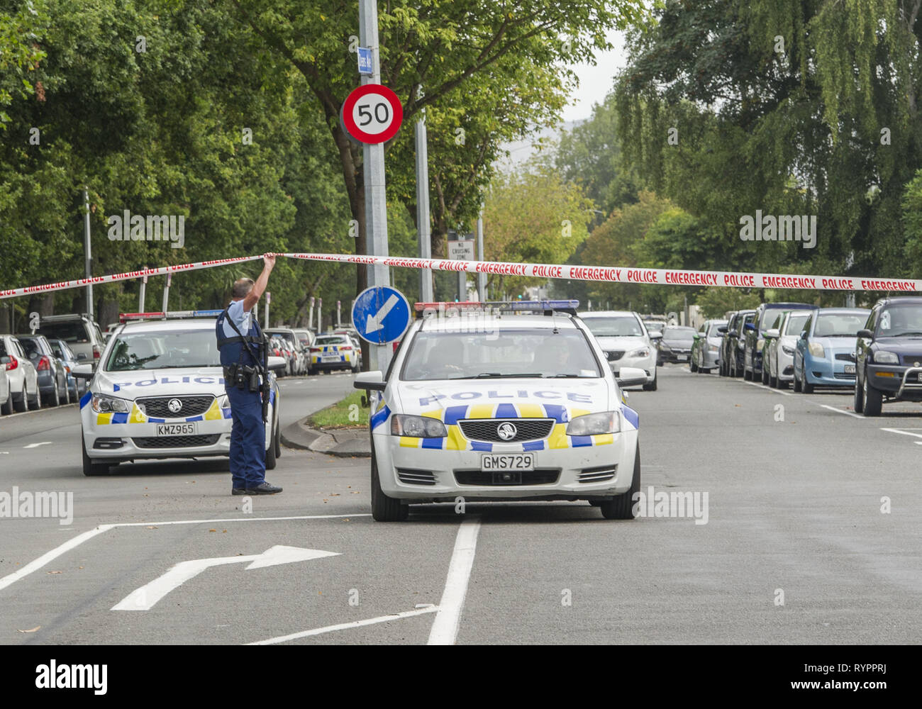 Christchurch, Canterbury, Nuova Zelanda. Xv Mar, 2019. Polizia armata sigillare street a .Masjid Al Noor moschea, una delle due moschee dove uomini armati hanno attaccato e dove una trentina di persone sono temuti morti. Quattro persone sono state arrestate e diverse bombe sono state trovate dopo i tiri. Credito: PJ Heller/ZUMA filo/Alamy Live News Foto Stock