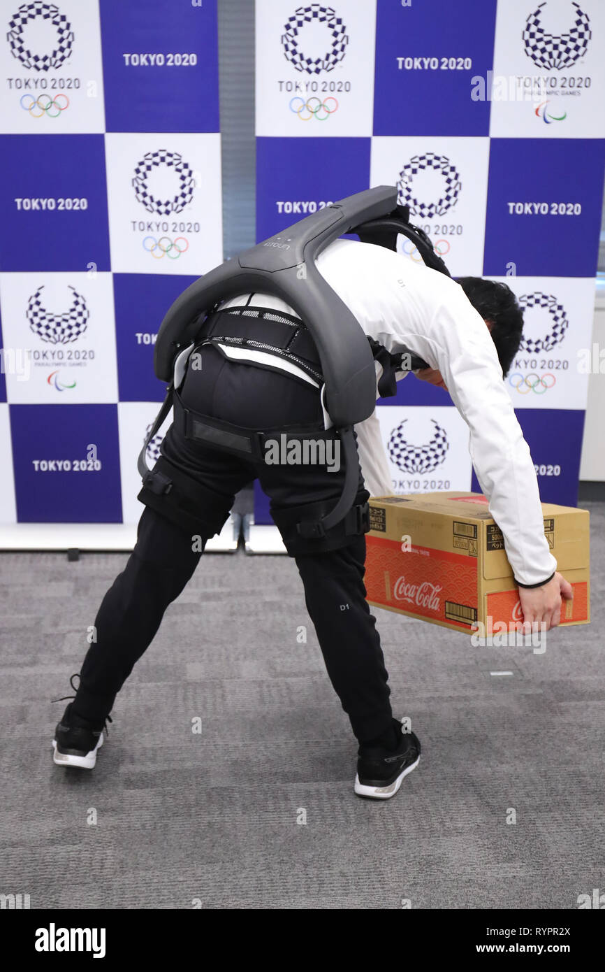 Un potere assistere Suit sviluppato da Panasonic è dimostrato come parte della Tokyo 2020 Progetto Robot su Marzo 15, 2019 a Tokyo, Giappone. La Tokyo 2020 Robot progetto mira a rendere i giochi più innovativi mai. Credito: Yutaka AFLO/sport/Alamy Live News Foto Stock