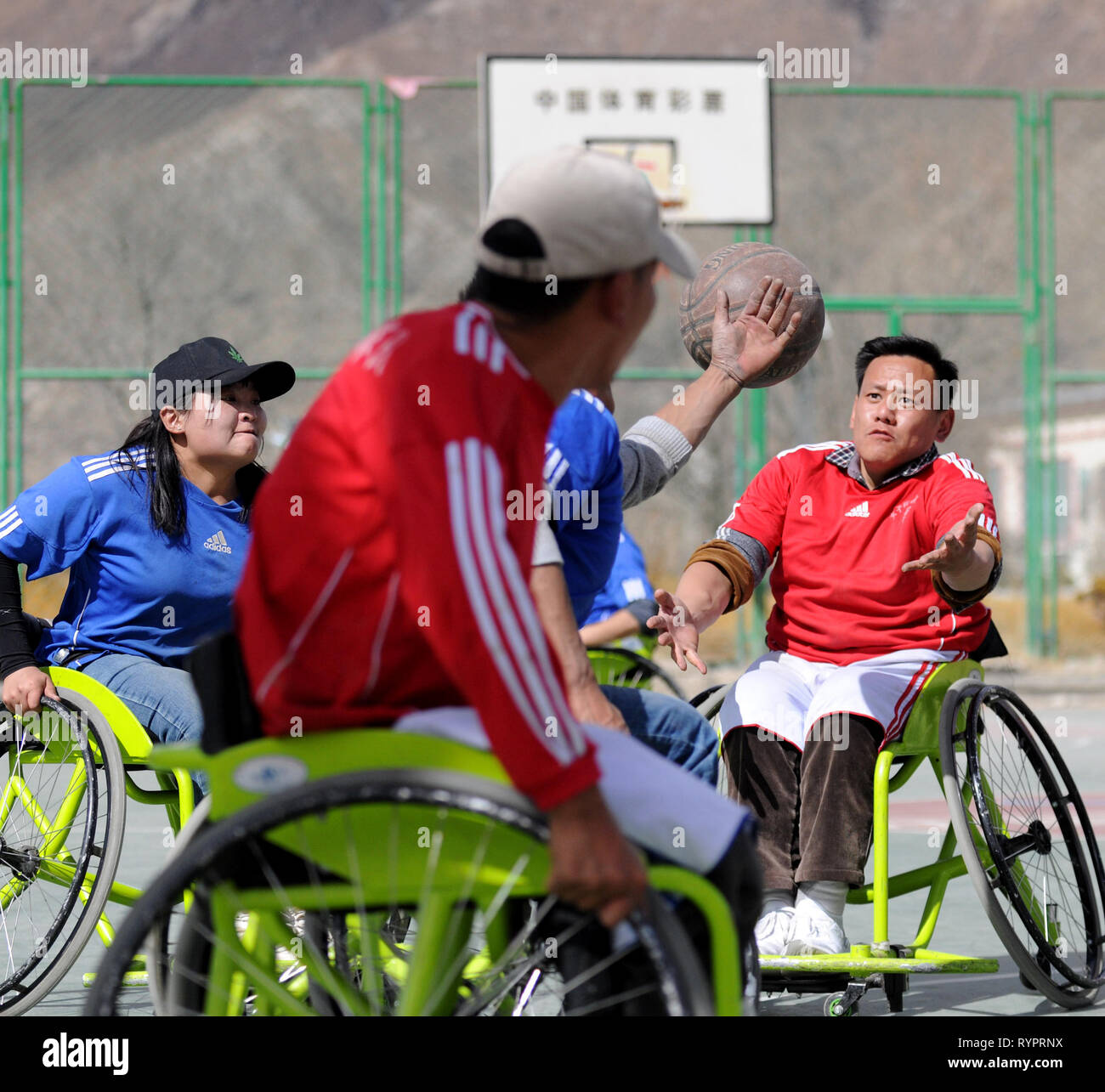 (190315) -- LHASA, Marzo 15, 2019 (Xinhua) -- i membri della Lhasa basket in carrozzella team competere durante una partita a Lhasa, capitale del sud-ovest della Cina di regione autonoma del Tibet, 3 marzo 2019. Sotto il caldo sole di marzo, chiudere gioco di basket attira un folto pubblico alla periferia di Lhasa, con giocatori di dribbling, tiro, passando, rubare e rimbalzano - nelle loro sedie a rotelle. 'Dash! Deyang!' Il pubblico viene eccitato e canta a voce alta. Il 21-anno-vecchia ragazza in blu usura, riprese la sua sedia a rotelle attraverso la corte dopo avere ottenuto un pass, e punteggi con un lay-up. Nato a Foto Stock