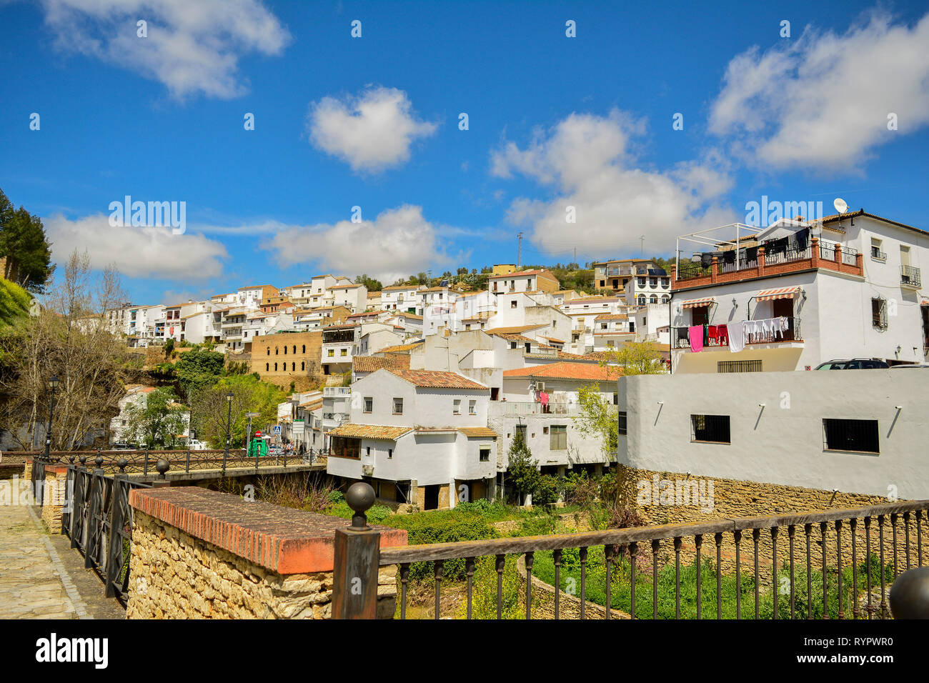 A Setenil de las Bodegas, villaggio andaluso di Cadiz, Spagna Foto Stock