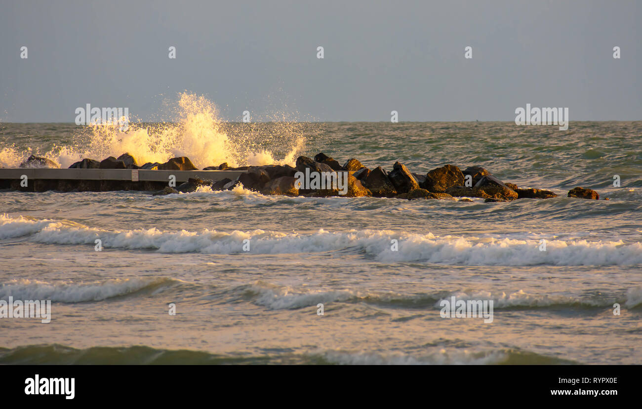 Beach in Florida il Golfo del Messico con massicce onde che si infrangono sul pontile dopo una tempesta Foto Stock