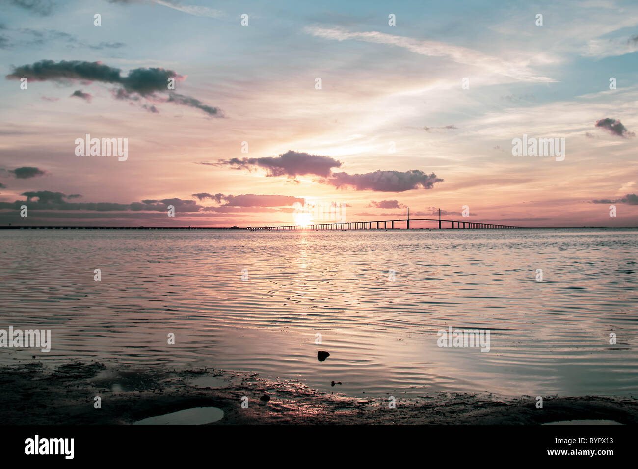 Sunrise nell'area di Tampa Bay in Florida con una vista del ponte Foto Stock