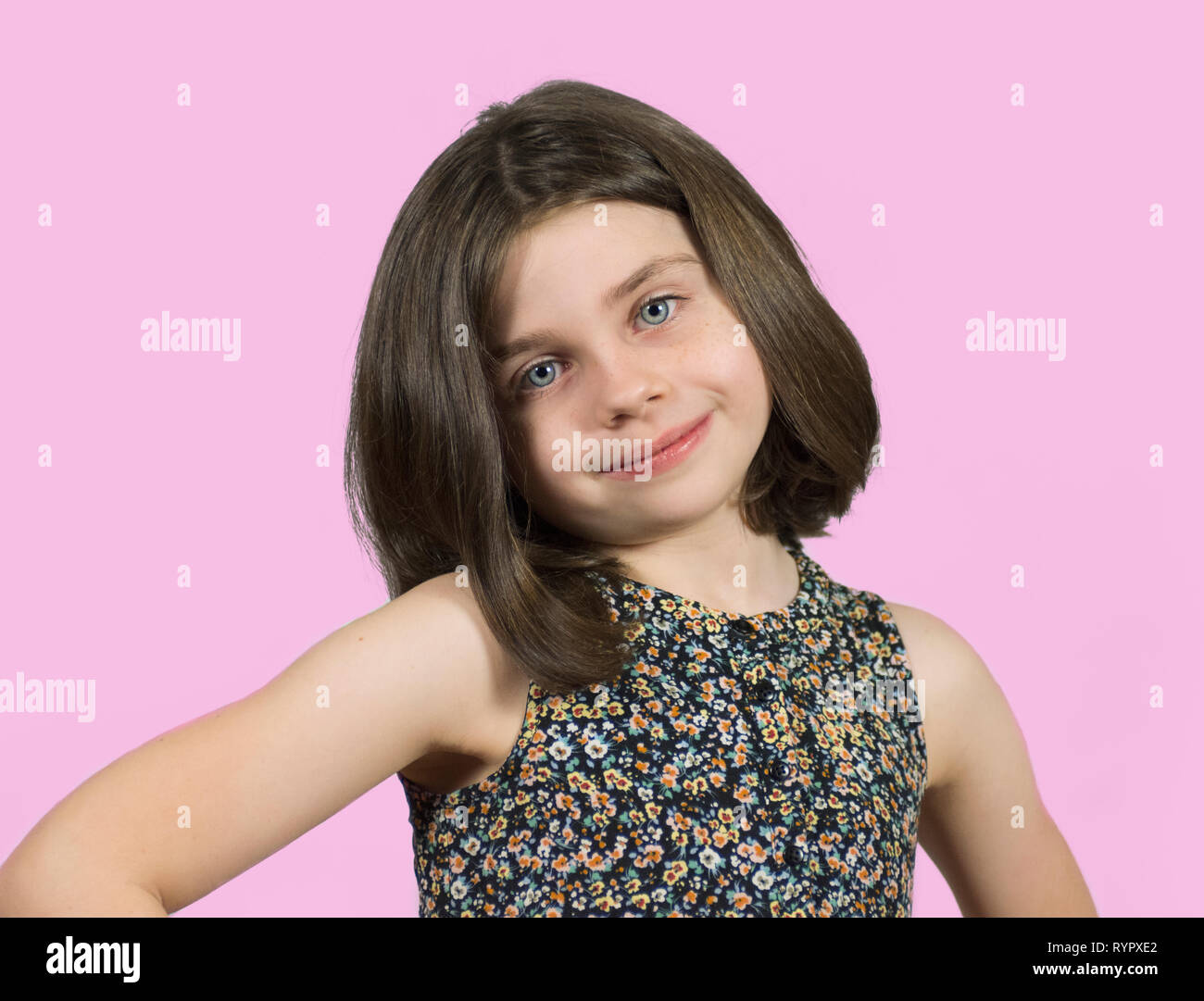 Bambina con i capelli corti immagini e fotografie stock ad alta risoluzione  - Alamy