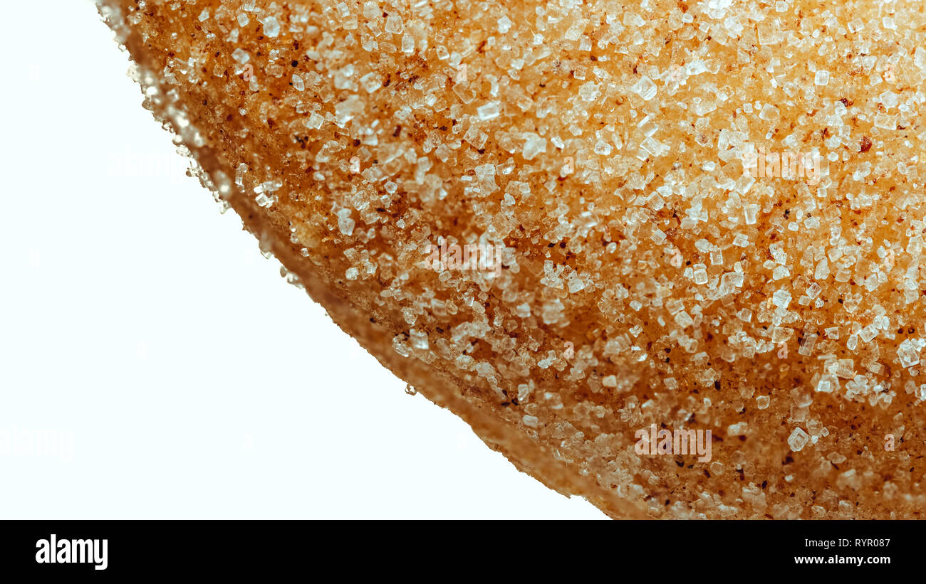 Immagine macro di una parte di cannella e zucchero ciambella su uno sfondo bianco per lo spazio di copia Foto Stock