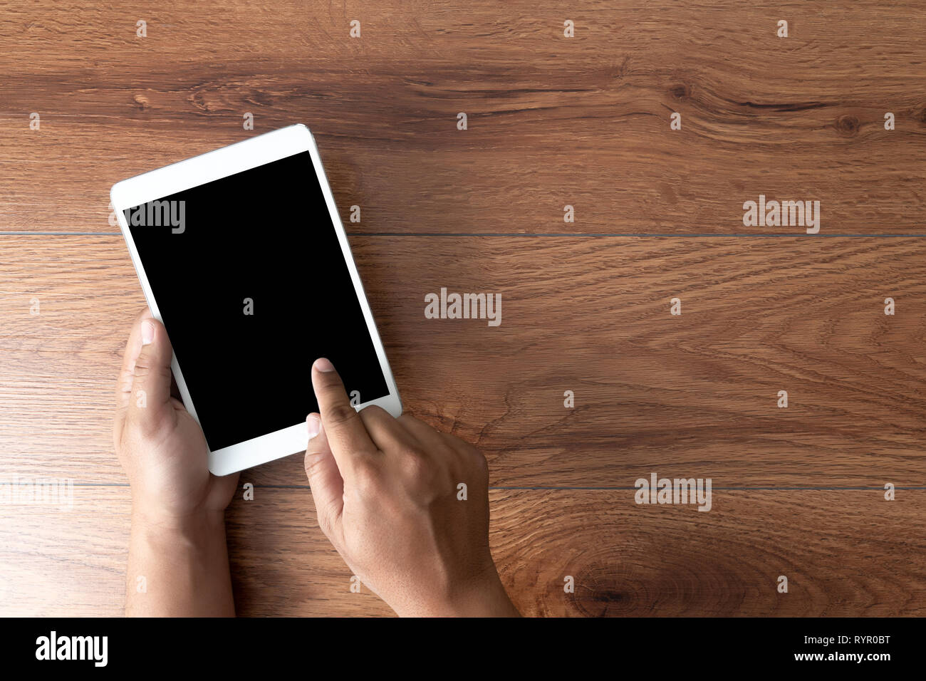 Man mano che tiene il nero lo schermo dello smartphone mockup Foto Stock