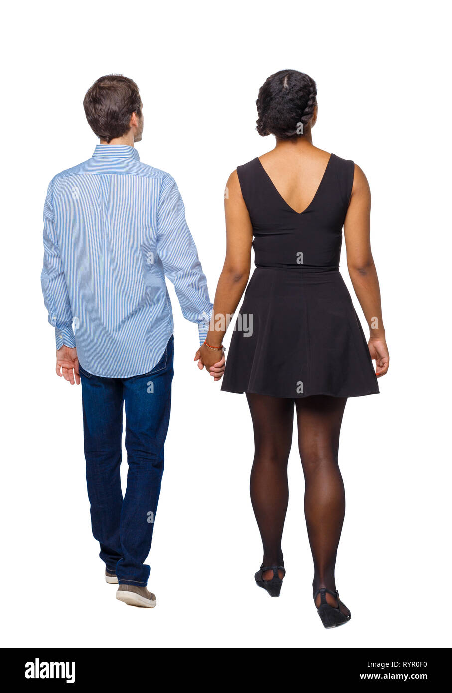 Vista posteriore di interracial andando giovane. camminando gentile ragazza e ragazzo tenendo le mani. Vista posteriore di raccolta persone. vista posteriore di persona. Uovere isolato Foto Stock