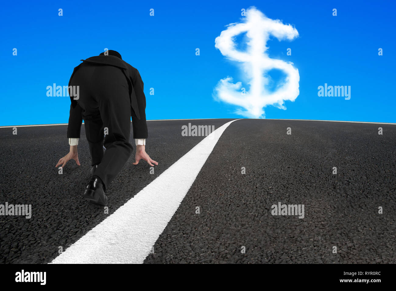 Imprenditore pronto a correre su strada asfaltata con il bianco dollar sign forma nuvola e cielo blu sullo sfondo Foto Stock