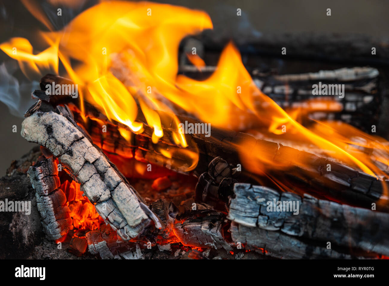 Immagine della combustione di legna da ardere. Fuoco e fiamme, legno carbonizzato. Primo piano. Riscaldamento e accogliente di sfondo o sfondo Foto Stock