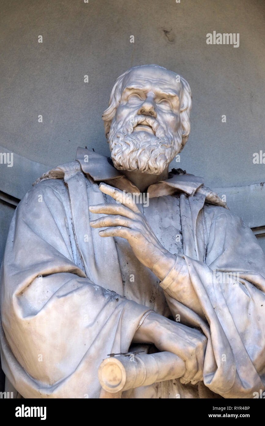 Galileo Galilei, statua in nicchie del colonnato degli Uffizi a Firenze Foto Stock