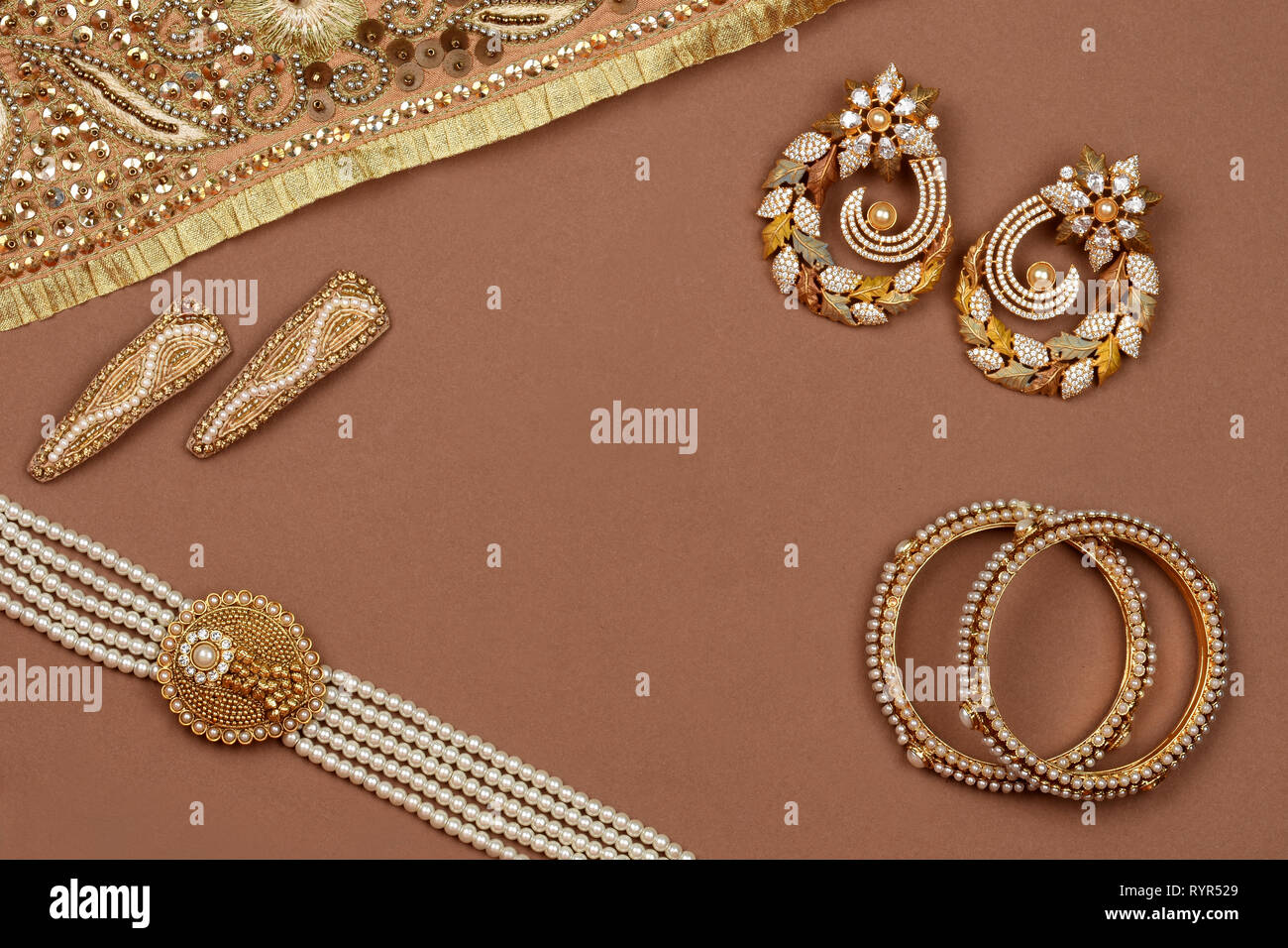 La Perla Gioielli su uno sfondo marrone, Golden sciarpa, perla bracciale  gioielli sfondo, perla collana e orecchini di perle anello da dito.Style,  moda e d Foto stock - Alamy