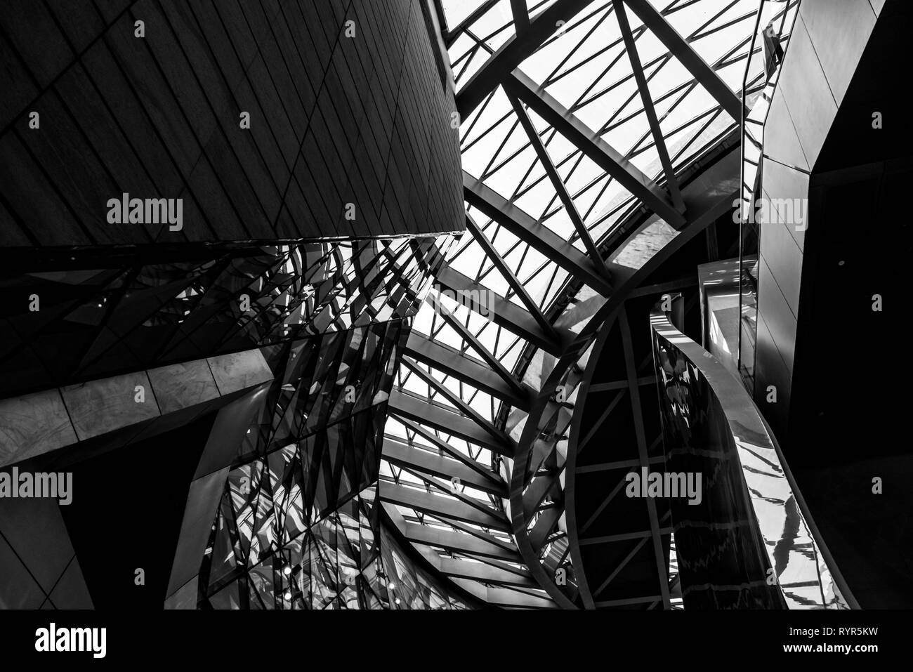 Architettura futuristica interno con grazioso curve in monocromatico MOCAPE museum di Shenzhen, Cina Foto Stock