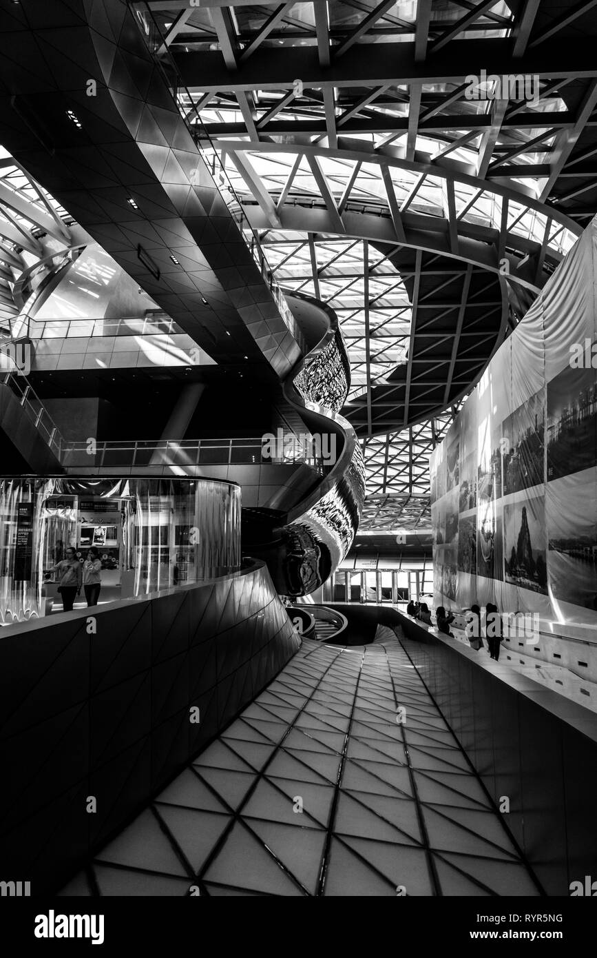 Architettura futuristica interno con grazioso curve in monocromatico MOCAPE museum di Shenzhen, Cina Foto Stock