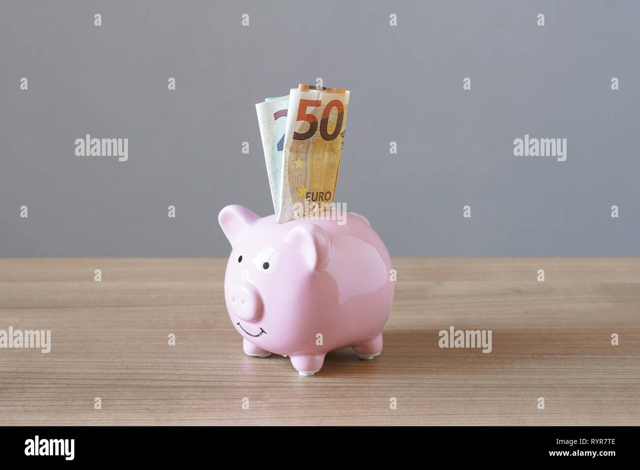 Salvadanaio o piggybank riempito con le banconote in euro Foto Stock