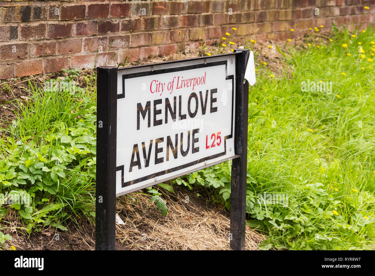 Menlove Avenue segno, non lontano dalla casa d'infanzia di John Lennon, Woolton, Liverpool. Il museo alla ex cantante/cantautore e membro del Th Foto Stock