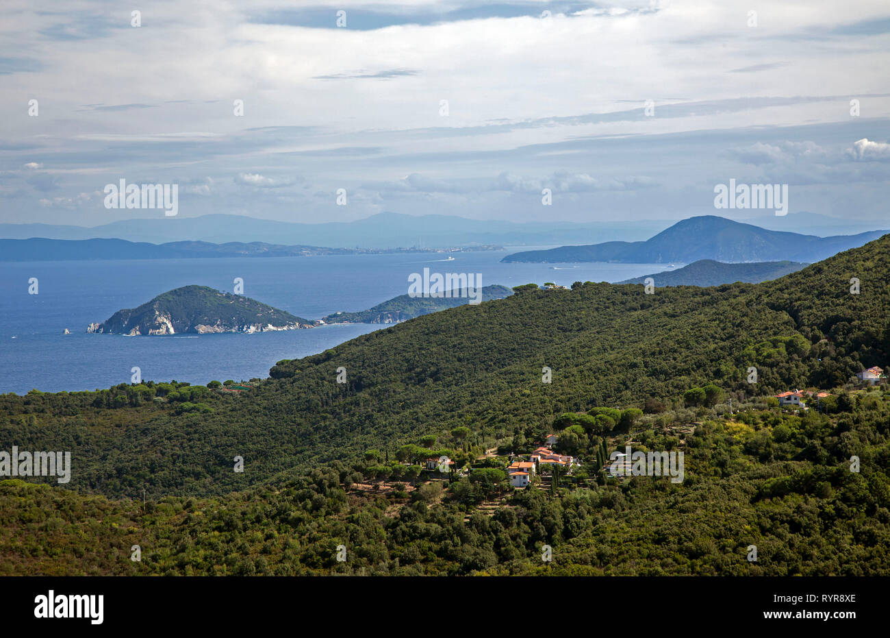 La costa vista dal villaggio de Poggio, Isola d'Elba, Italia. Foto Stock
