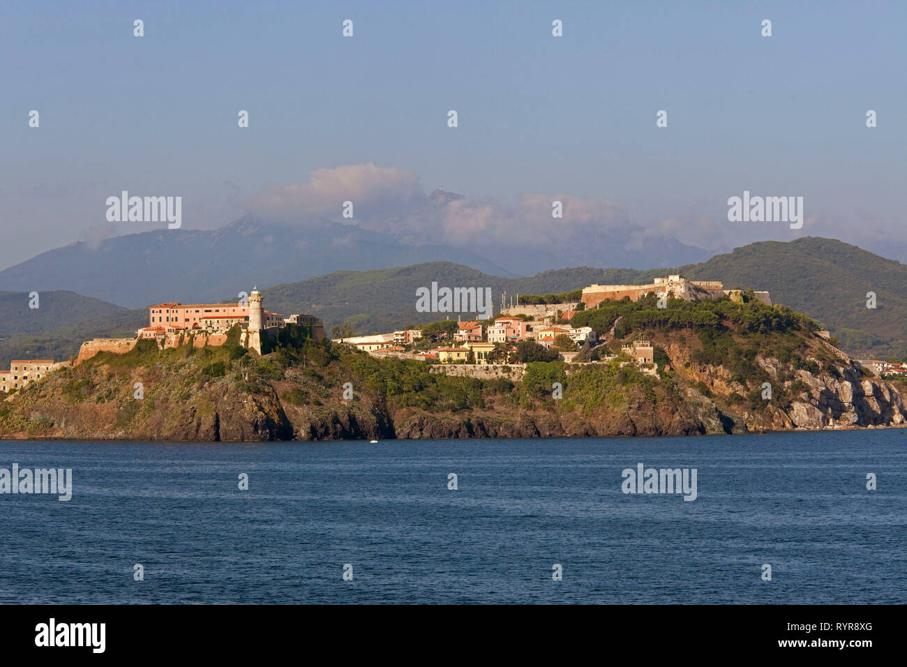 Vista su Portoferraio lungo la costa, Isola d'Elba, Italia. Foto Stock