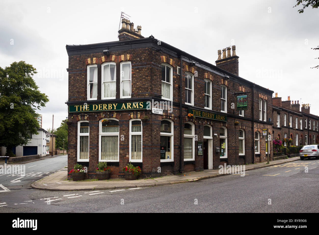 Il Derby bracci Allerton Road,Woolton, Liverpool. Un tradizionale English pub locale. Foto Stock