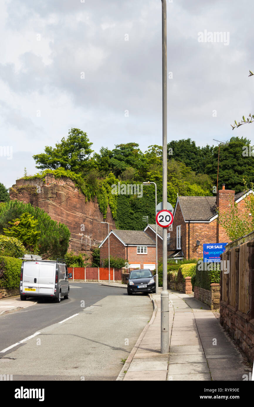 La vecchia cava, una strada di Liverpool con case costruite in un vecchio rosso cava di pietra arenaria. La pietra di questa area è stata utilizzata per costruire la cattedrale di Liverpool. Foto Stock La vecchia cava, una strada di Liverpool con case costruite in un vecchio rosso cava di pietra arenaria. La pietra di questa area è stata utilizzata per costruire la cattedrale di Liverpool. Foto Stock