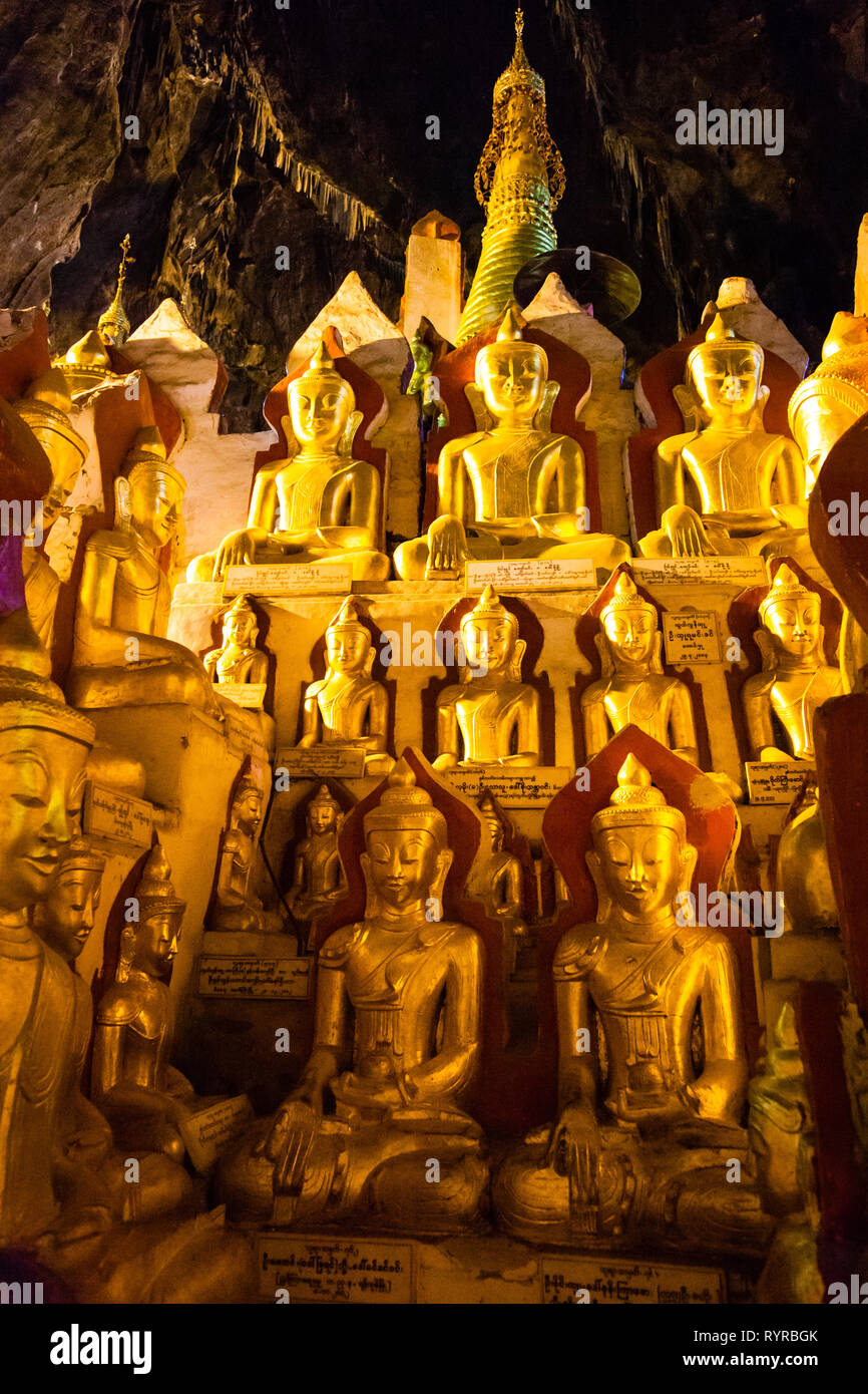 Oro statue di Buddha a Shwe Oo Min Grotta dei mille buddha, Pindaya Myanmar Foto Stock
