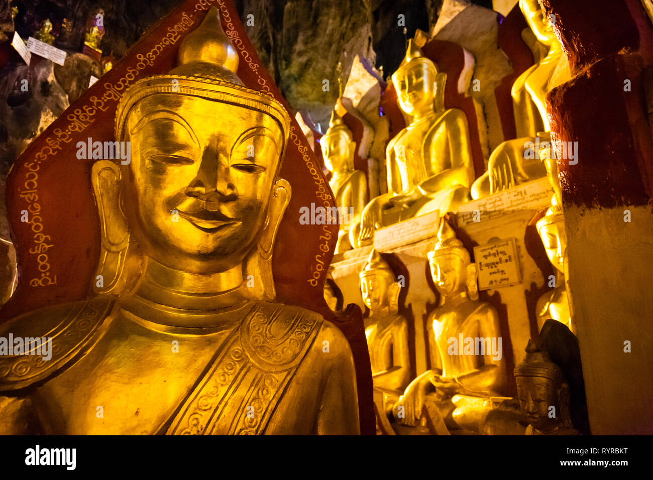 Oro statue di Buddha a Shwe Oo Min Grotta dei mille buddha, Pindaya Myanmar Foto Stock