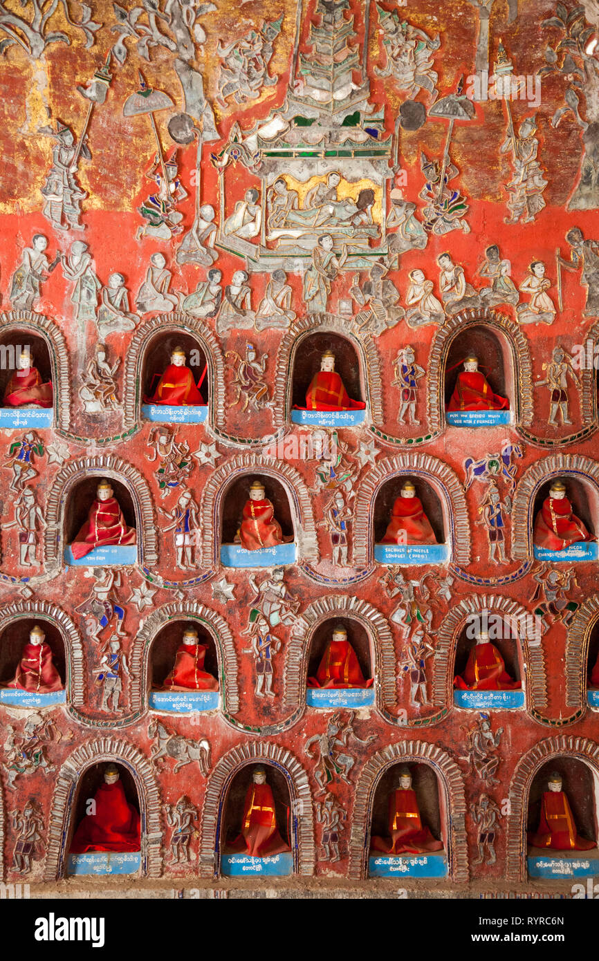 Offerte di religiosi in una parete a Shwe Yan Pyay monastero, Myanamar Foto Stock