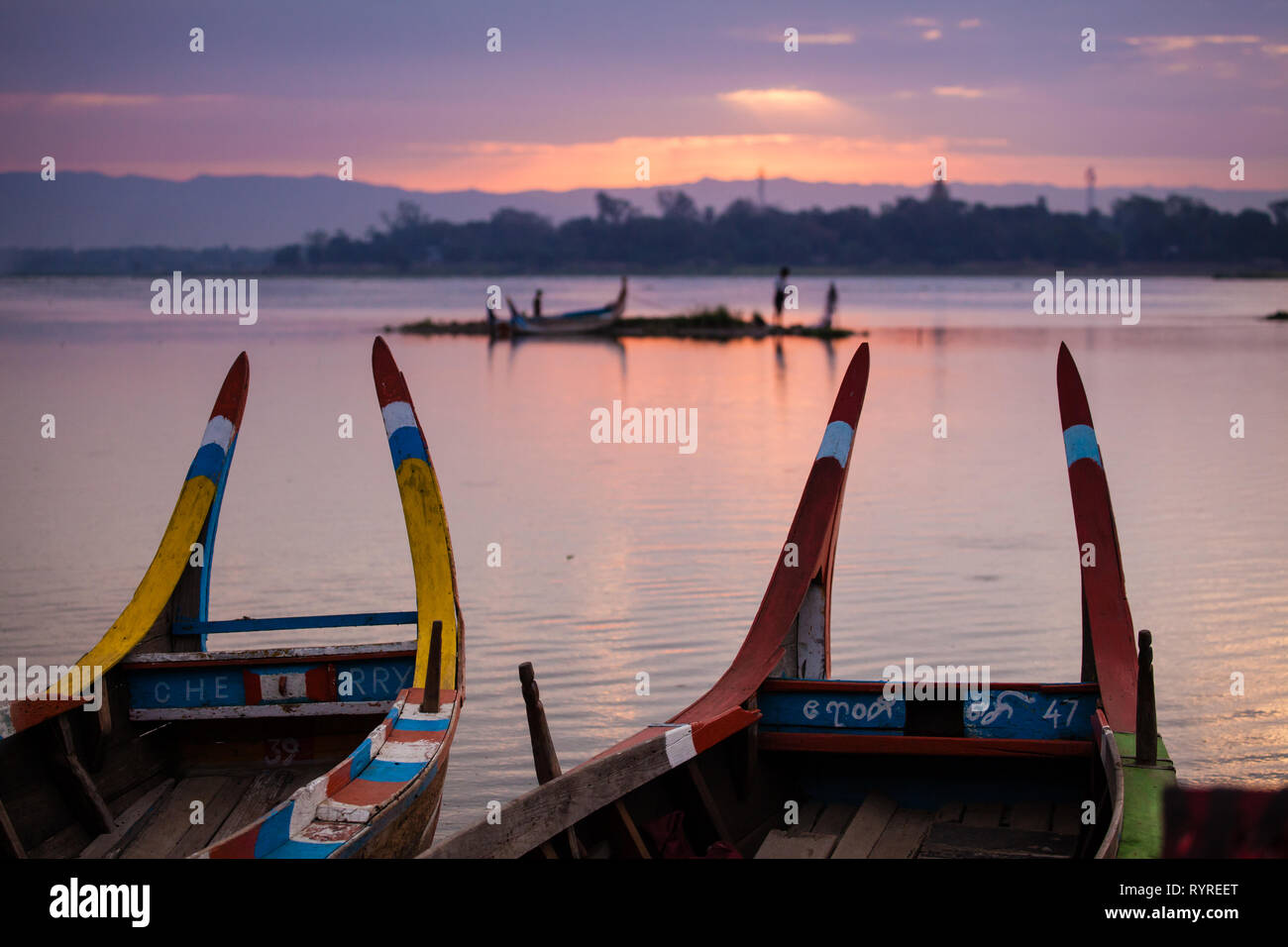 Barche sul lago Taungthaman vicino Amarapura in Myanmar all'alba Foto Stock