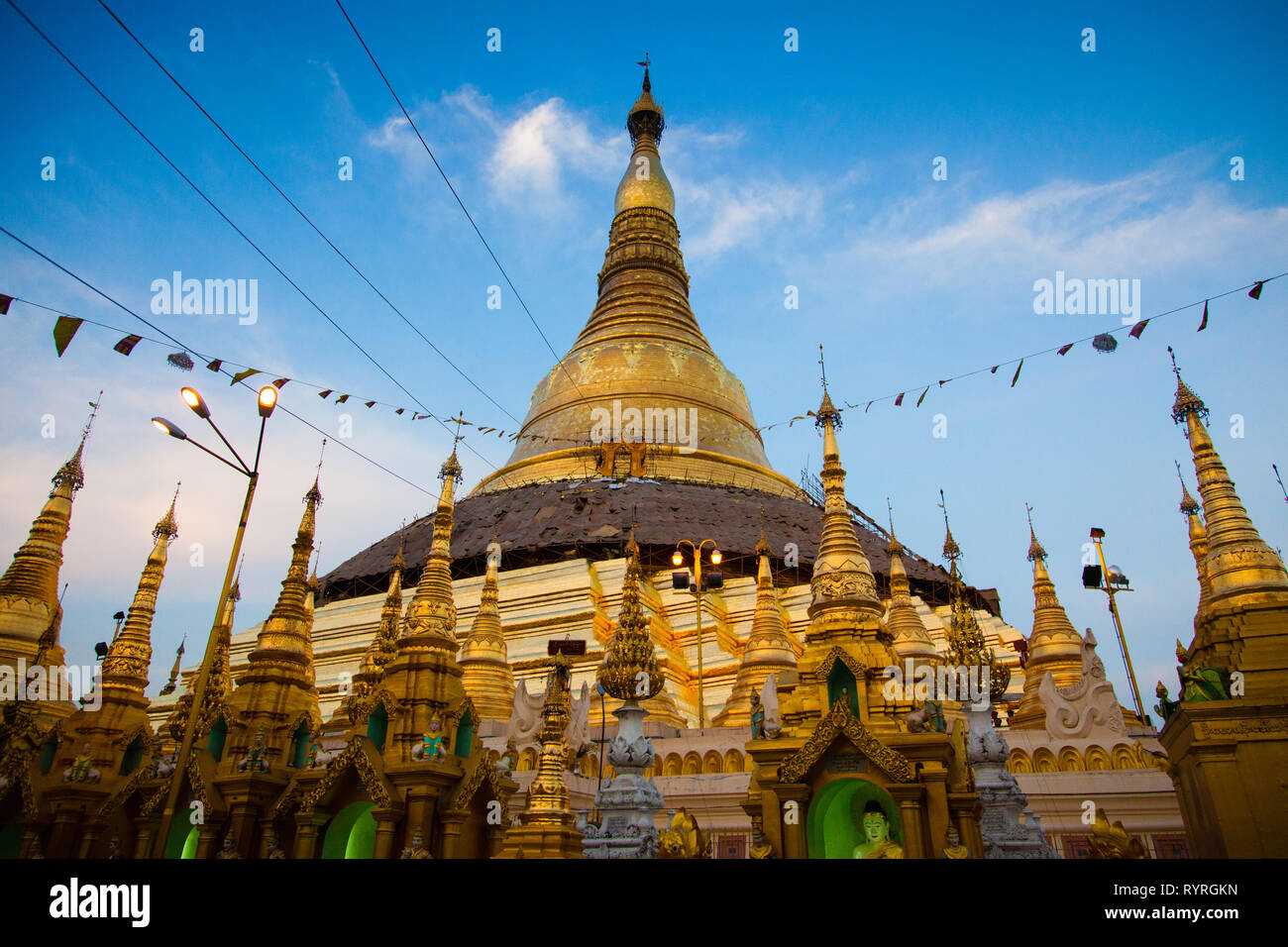 Il golden minareti di Schwedagon Pagoda di Yangon, Myanmar Foto Stock