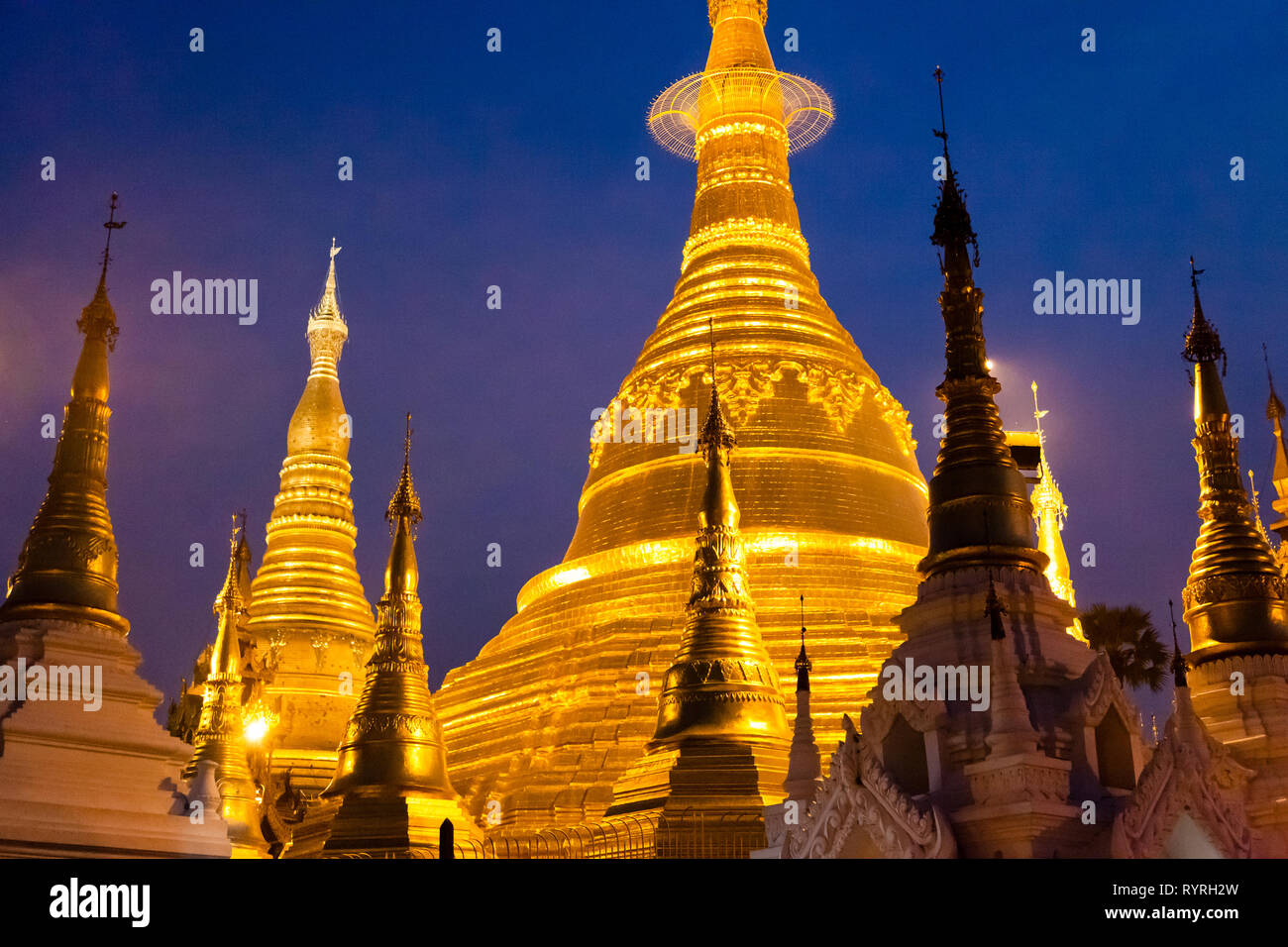Il golden minareti di Schwedagon Pagoda di notte, Myanmar Foto Stock