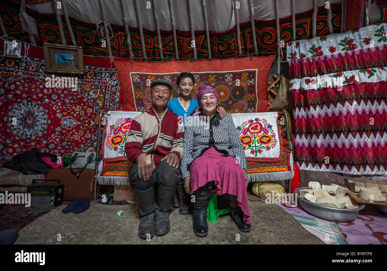 Il bayan Olgii, Mongolia, 29 Settembre 2015: Mongoilian famiglia nella loro casa yurt Foto Stock